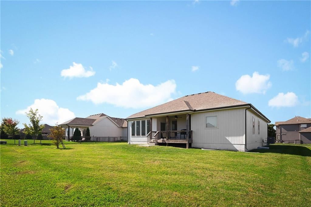 4824 SW 3rd Street, Blue Springs, MO: listing photo 3