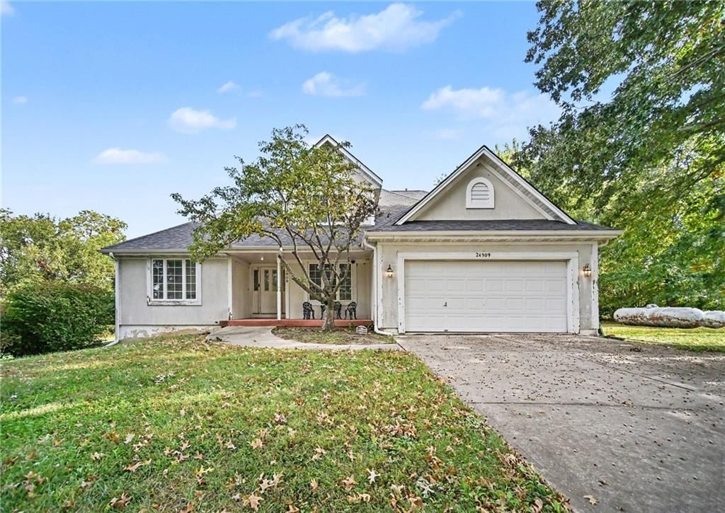 24909 E Blue Mills Road, Independence, MO: listing photo 3