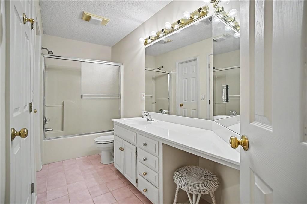 Photo 19 of 36 - 24909 E Blue Mills Road, Independence, MO 64058