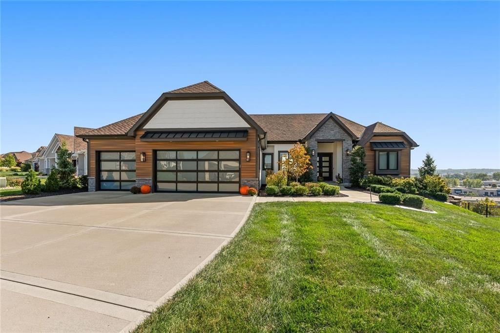 2351 NW Riverview Drive, Riverside, MO: listing photo 2