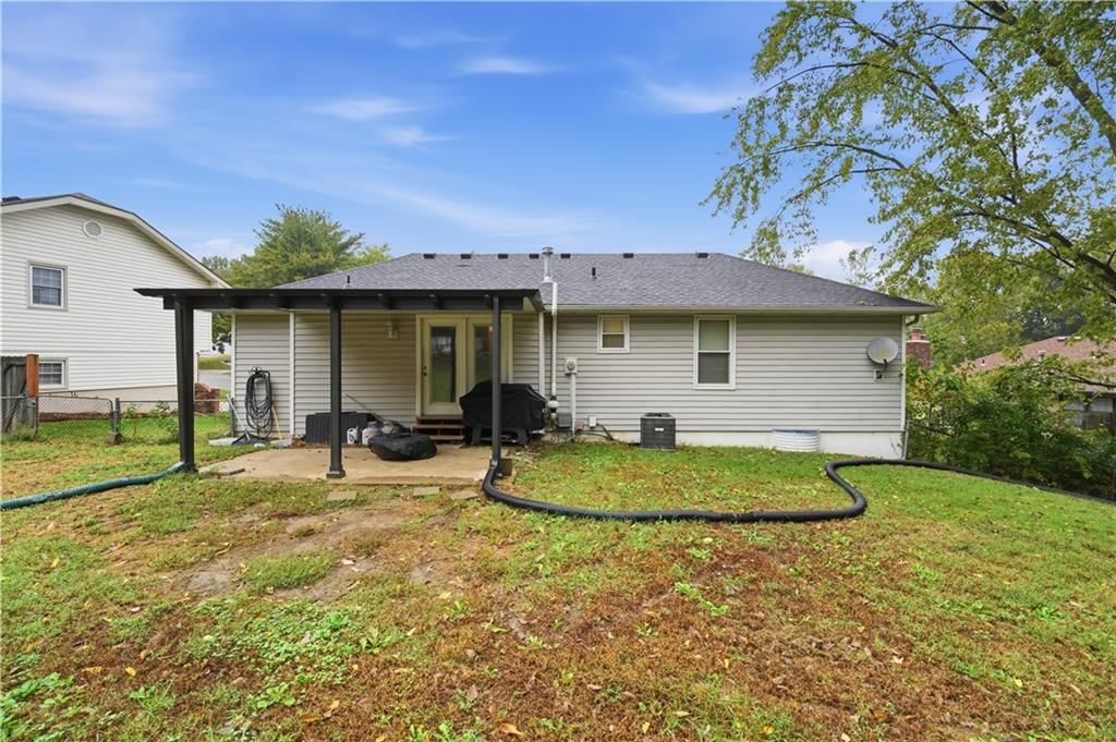 Corner lot, big backyard and fenced yard at 7415 NW 80th Terrace, Kansas City, MO 64152