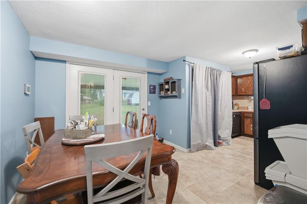 Open floor plan and breakfast nook at 7415 NW 80th Terrace, Kansas City, MO 64152