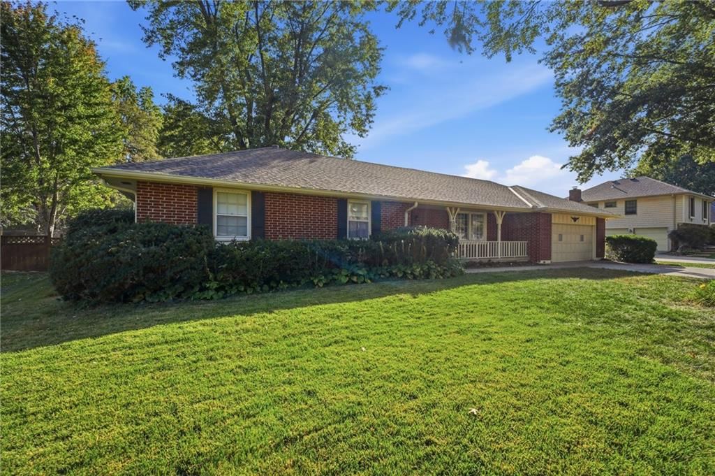 14301 E 44th Street, Independence, MO: listing photo 3