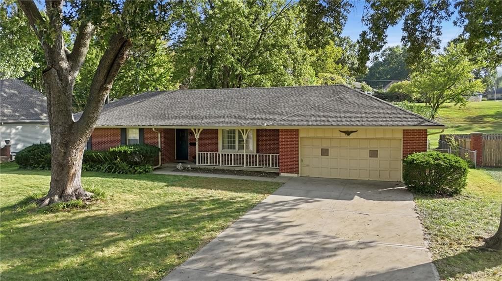 14301 E 44th Street, Independence, MO: listing photo 2