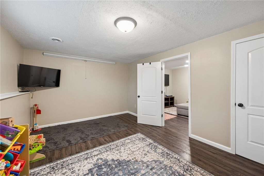 Recessed lighting at 1432 NW Yankee Drive, Blue Springs, MO 64015