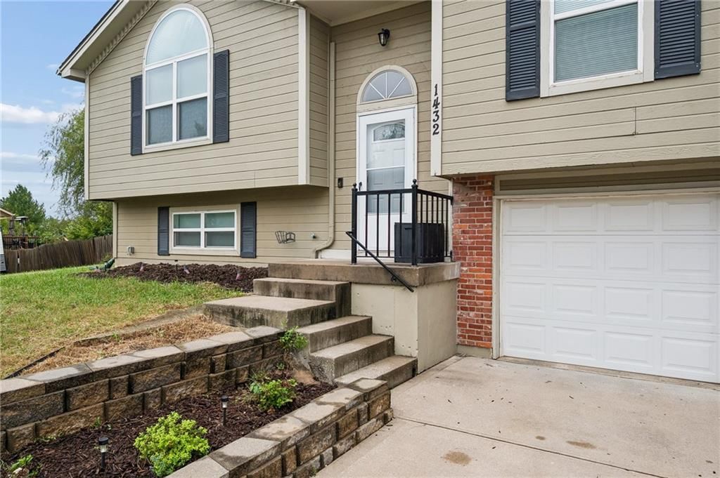 1432 NW Yankee Drive, Blue Springs, MO: listing photo 2
