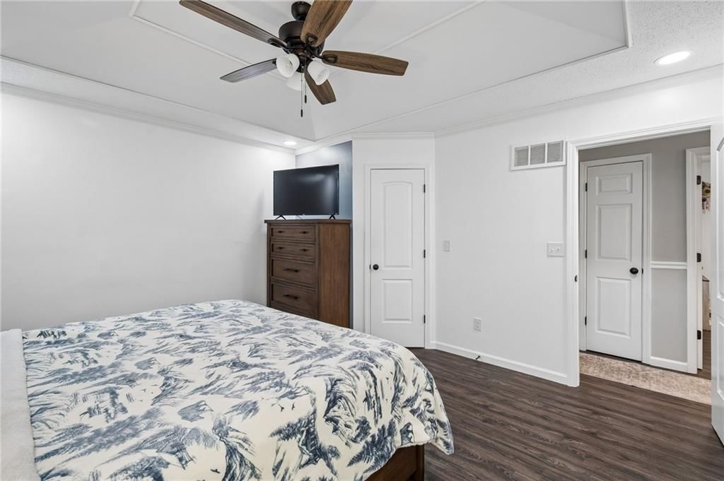 Photo 13 of 35 - 1432 NW Yankee Drive, Blue Springs, MO 64015