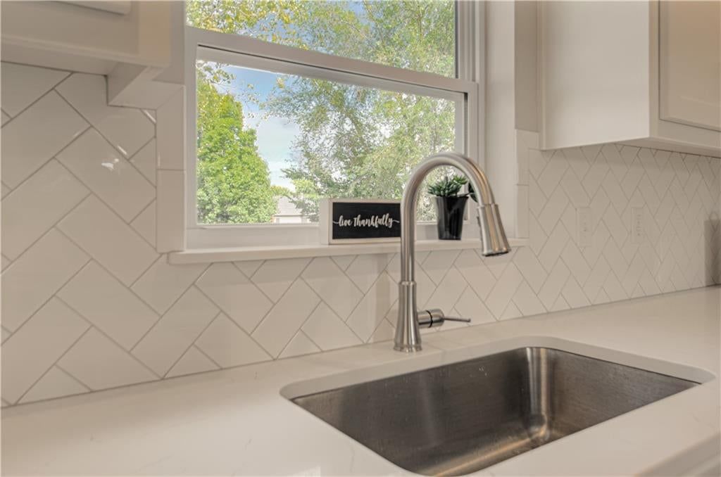 Photo 13 of 29 - 1105 Halle Drive, Kearney, MO 64060