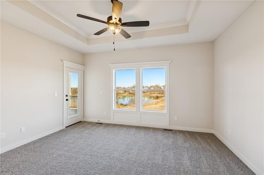 Tray ceiling and carpet at 9913 N Manning Avenue, Kansas City, MO 64157