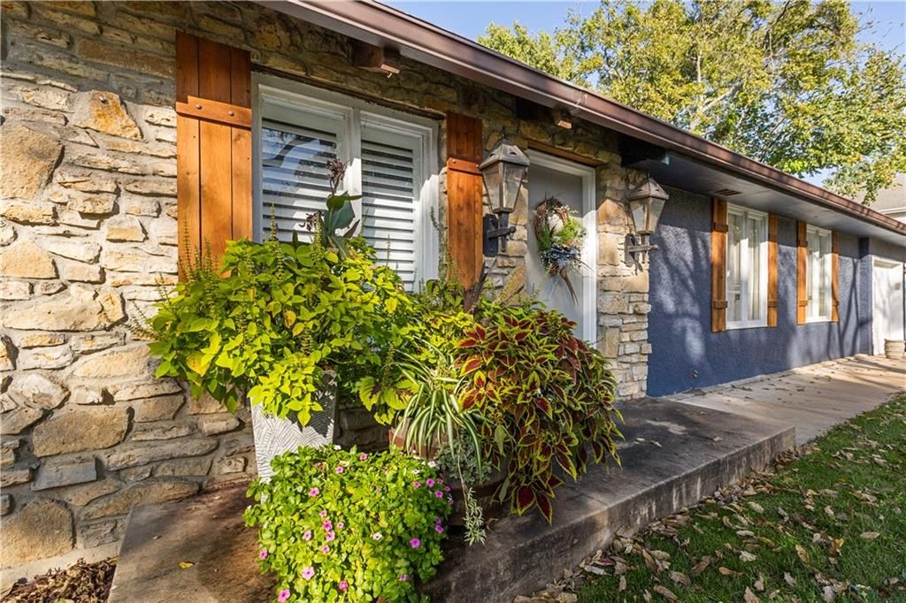21018 BITTERSWEET Drive, Lenexa, KS: listing photo 3