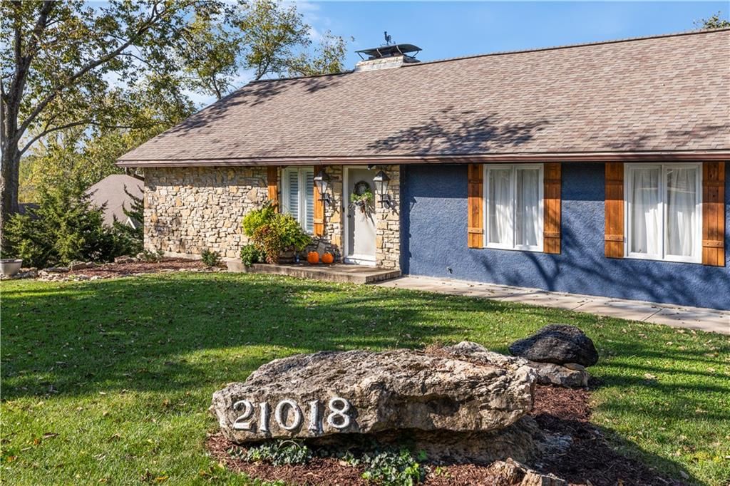 21018 BITTERSWEET Drive, Lenexa, KS: listing photo 2