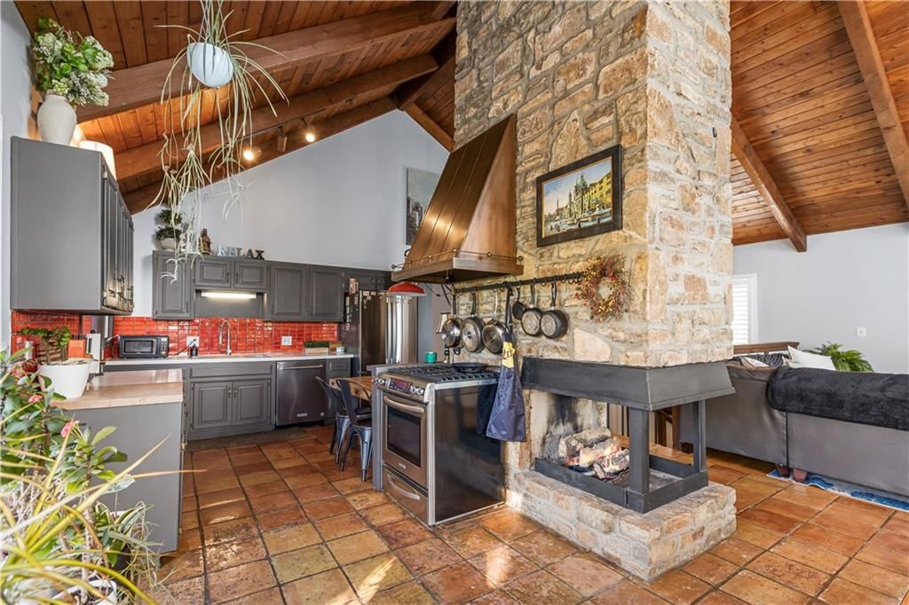 Kitchen backsplash at 21018 BITTERSWEET Drive, Lenexa, KS 66220