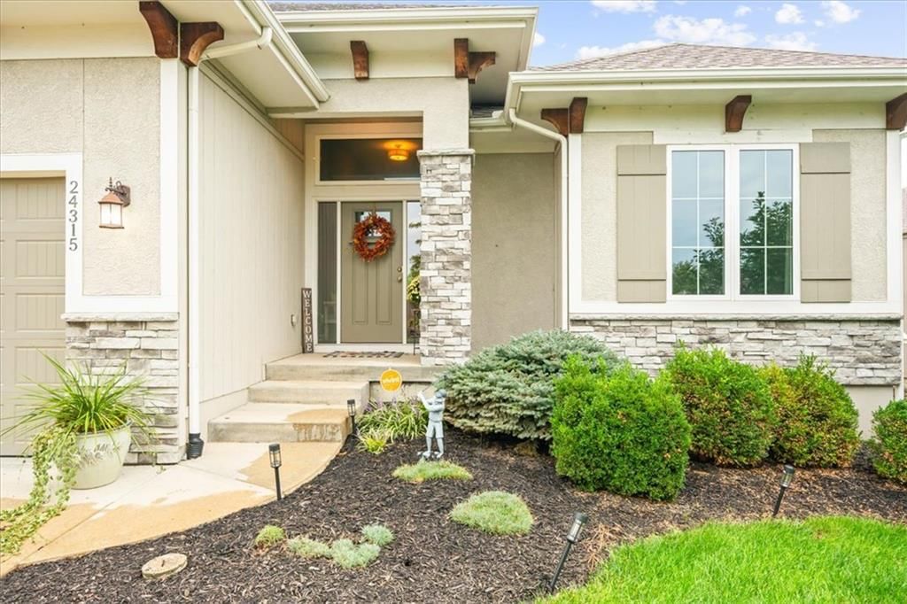 24315 W 91st Place, Lenexa, KS: listing photo 2