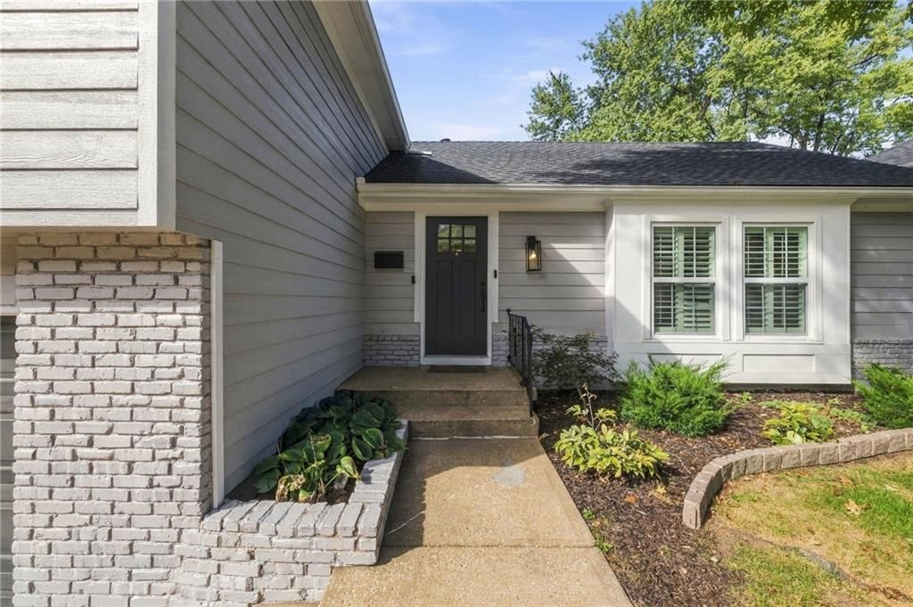 9300 Beverly Drive, Overland Park, KS: listing photo 2