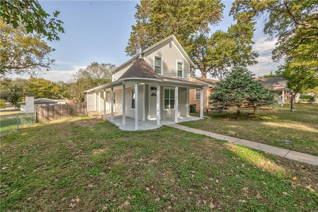 903 N 12th Street, Leavenworth, KS: listing photo 3