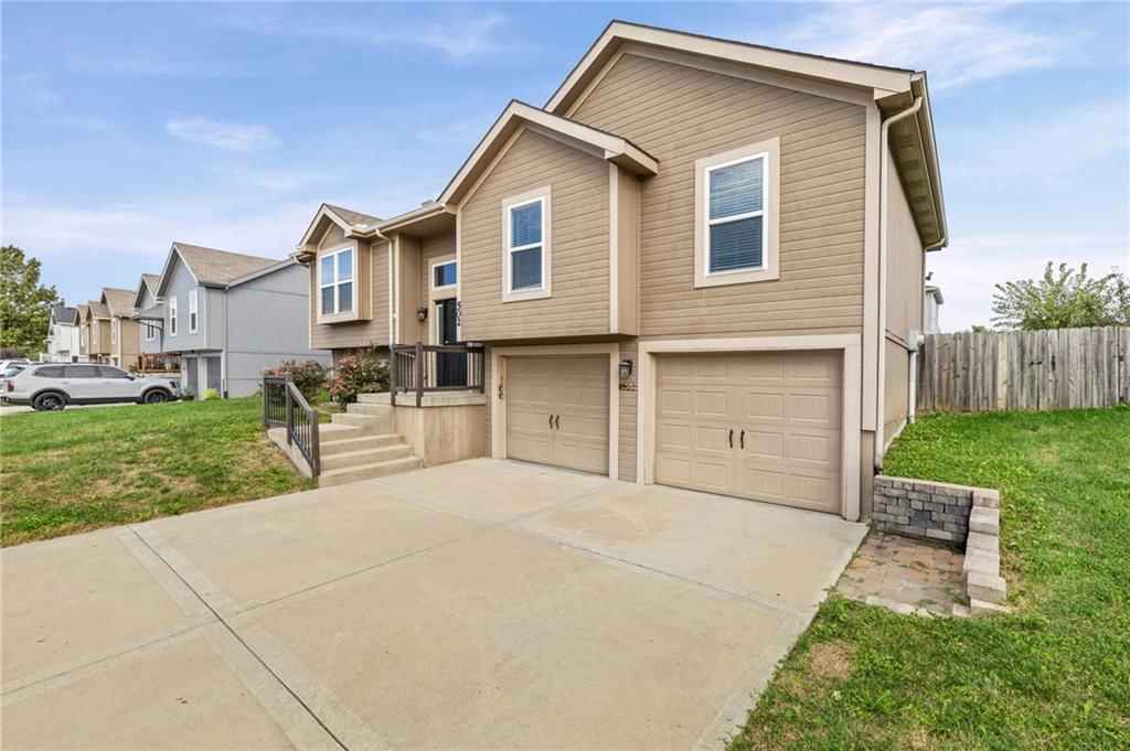 502 193rd Street, Smithville, MO: listing photo 2