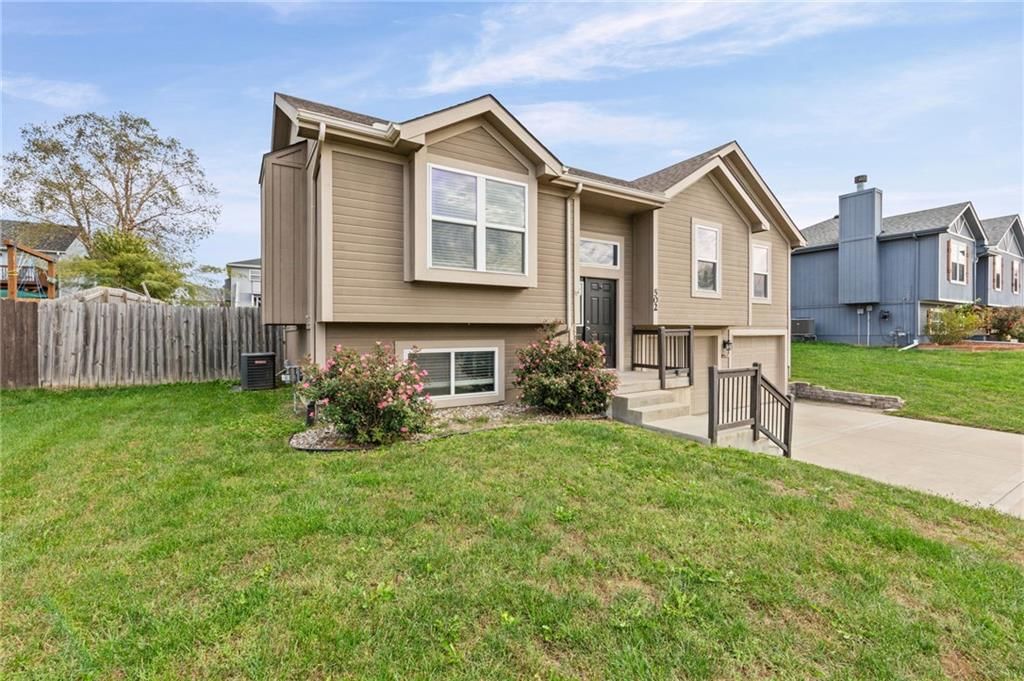 502 193rd Street, Smithville, MO: listing photo 3