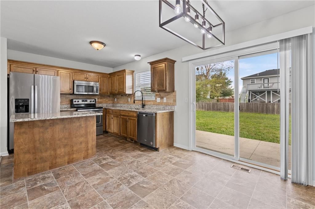 Photo 8 of 33 - 502 193rd Street, Smithville, MO 64089