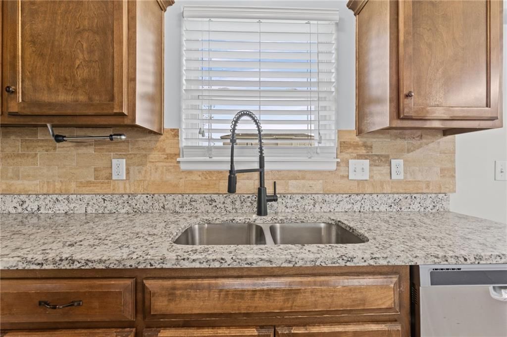 Photo 12 of 33 - 502 193rd Street, Smithville, MO 64089