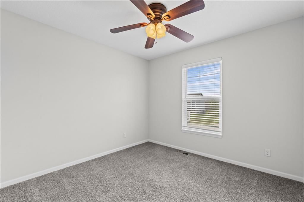 Photo 16 of 33 - 502 193rd Street, Smithville, MO 64089