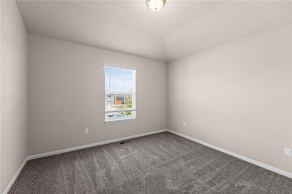 Photo 17 of 38 - 17176 S Kill Creek Road, Gardner, KS 66030