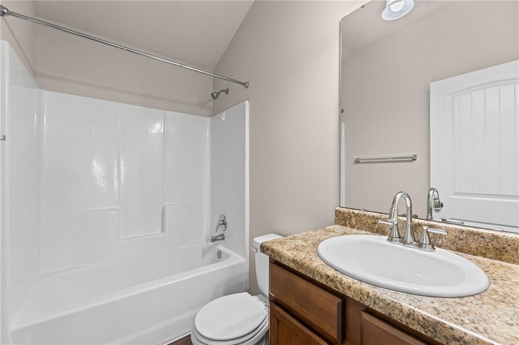 Photo 19 of 38 - 17176 S Kill Creek Road, Gardner, KS 66030