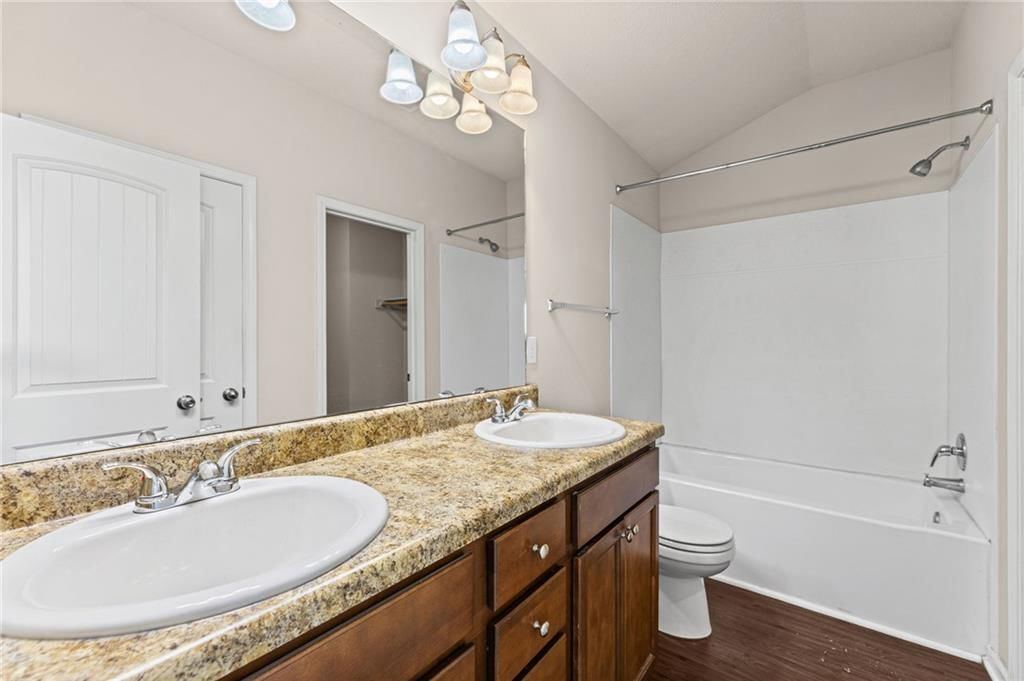 Double vanity at 17176 S Kill Creek Road, Gardner, KS 66030