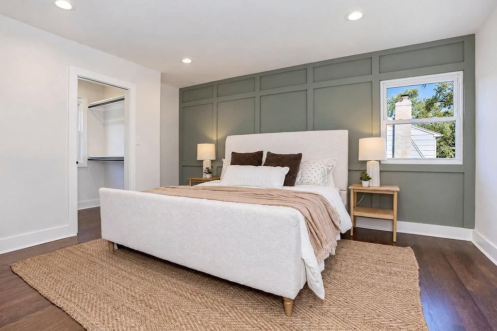 Photo 18 of 36 - 9931 Woodson Drive, Overland Park, KS 66207