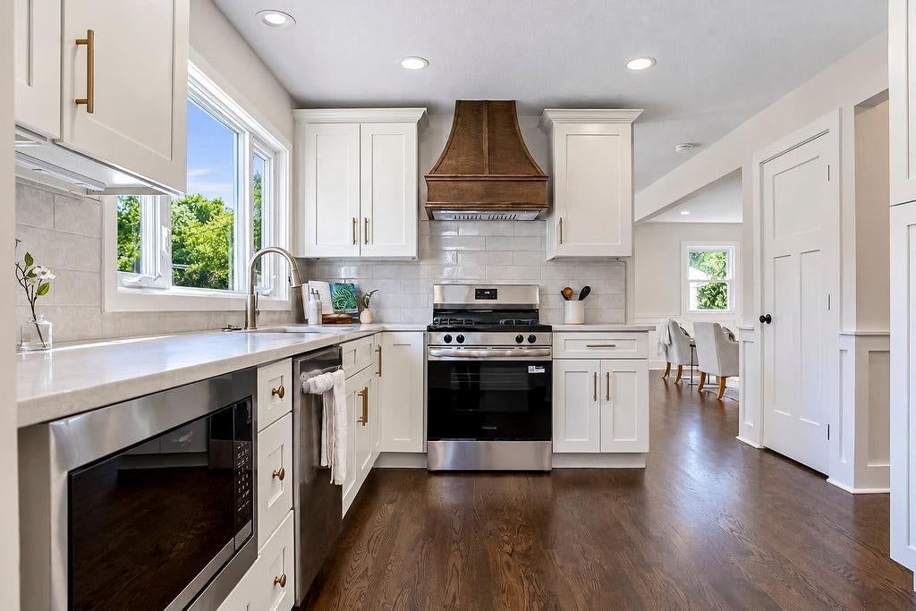 Photo 12 of 36 - 9931 Woodson Drive, Overland Park, KS 66207