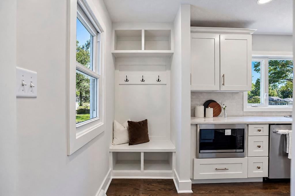 Photo 14 of 36 - 9931 Woodson Drive, Overland Park, KS 66207