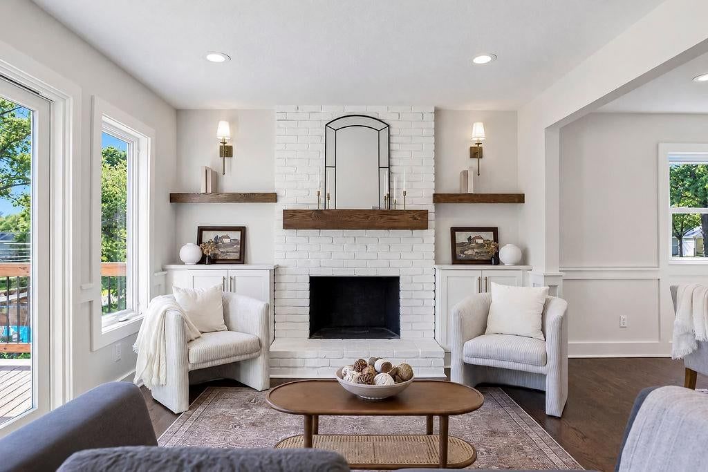 Built-ins at 9931 Woodson Drive, Overland Park, KS 66207