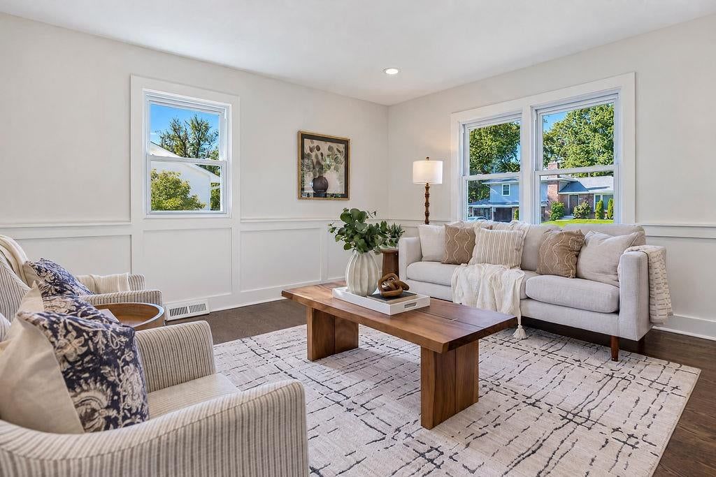 Photo 8 of 36 - 9931 Woodson Drive, Overland Park, KS 66207