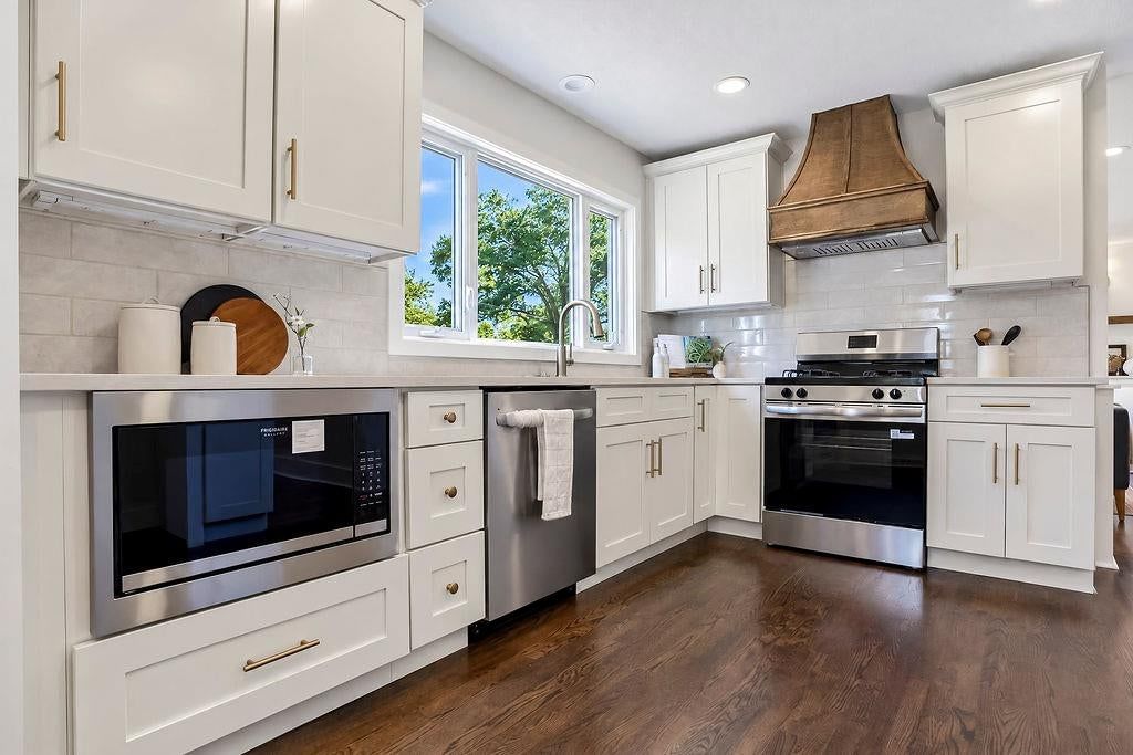 Double oven at 9931 Woodson Drive, Overland Park, KS 66207