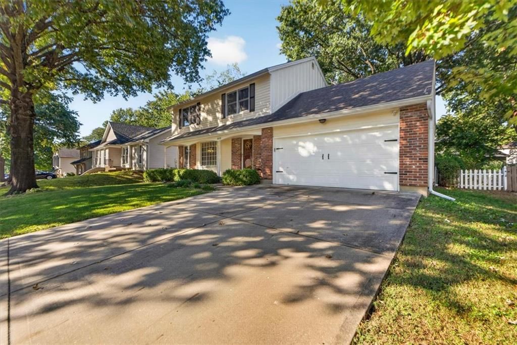Photo 4 of 55 - 10228 Caenen Drive, Lenexa, KS 66215