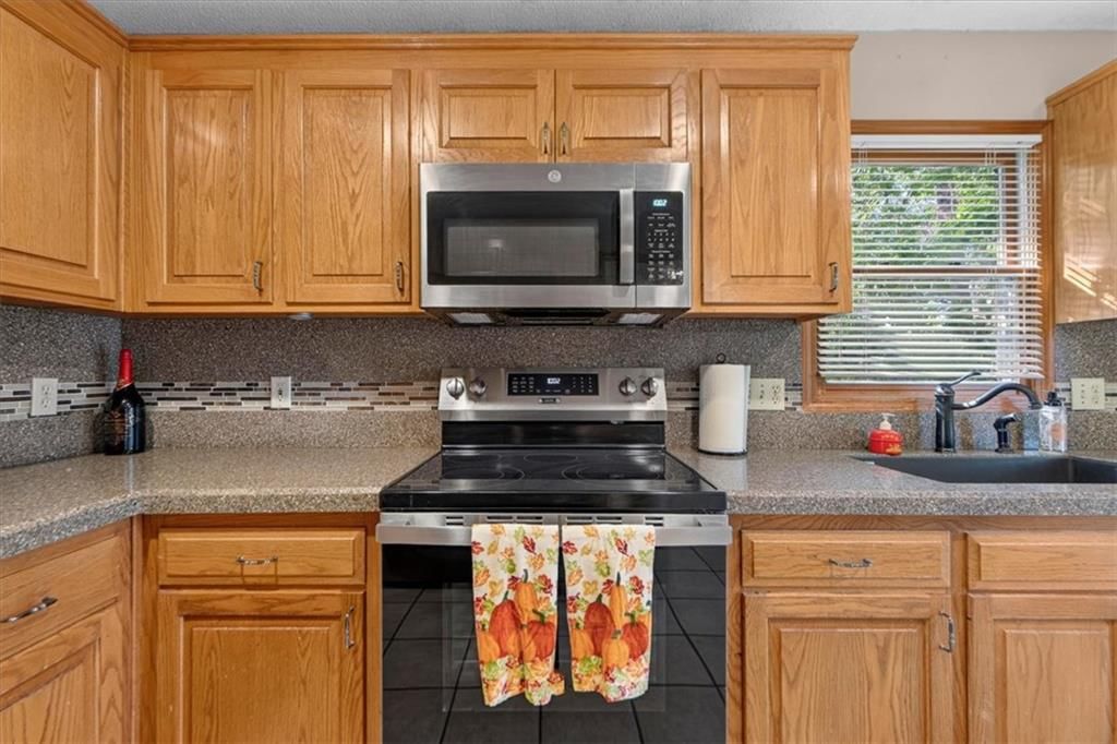 Photo 15 of 55 - 10228 Caenen Drive, Lenexa, KS 66215