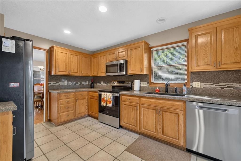 Photo 16 of 55 - 10228 Caenen Drive, Lenexa, KS 66215