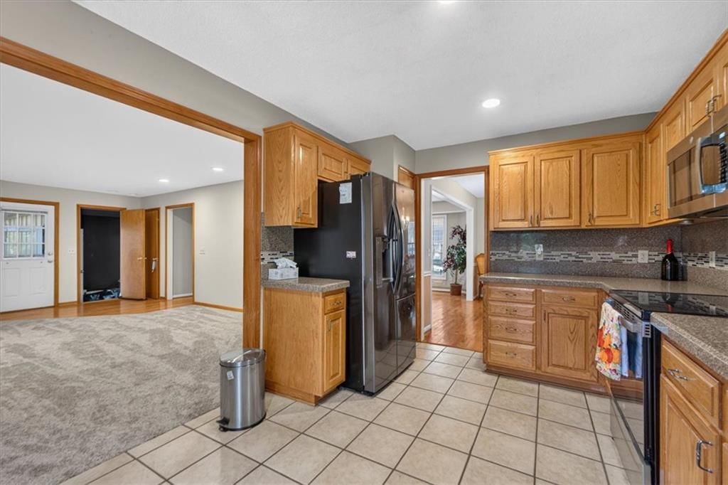Photo 17 of 55 - 10228 Caenen Drive, Lenexa, KS 66215
