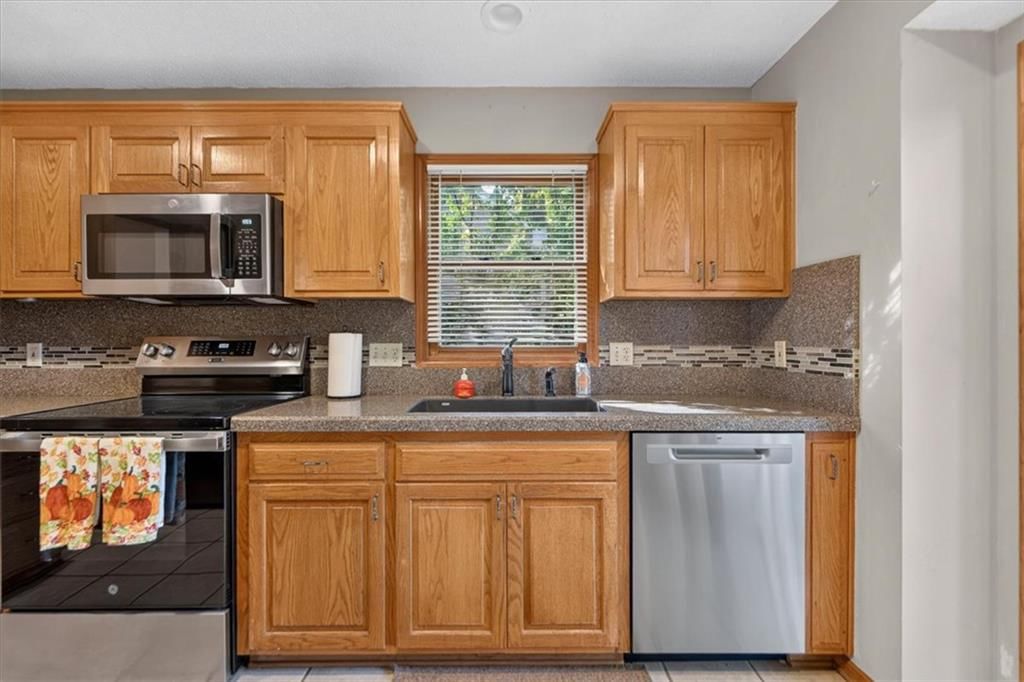 Photo 18 of 55 - 10228 Caenen Drive, Lenexa, KS 66215