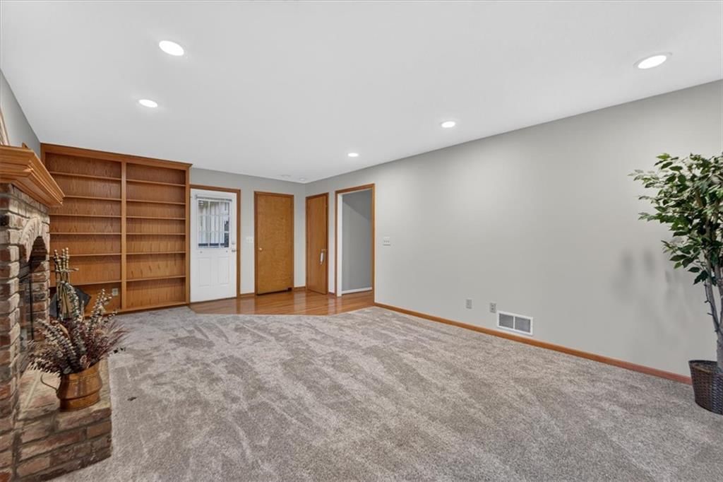 Photo 19 of 55 - 10228 Caenen Drive, Lenexa, KS 66215