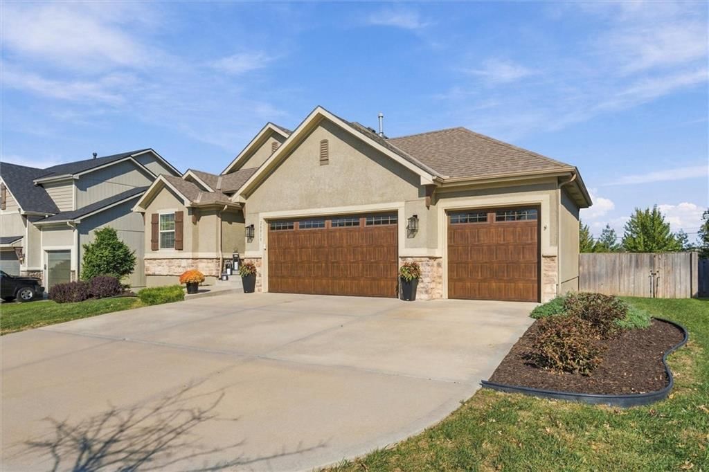 26018 W 143rd Terrace, Olathe, KS: listing photo 3