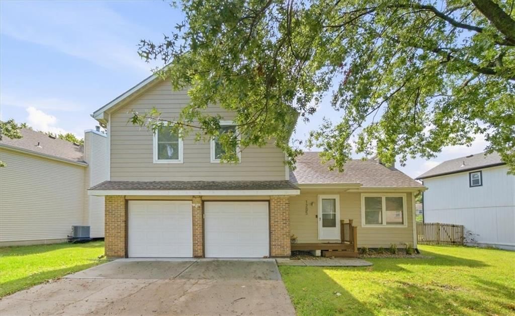 1205 E Sleepy Hollow Drive, Olathe, KS