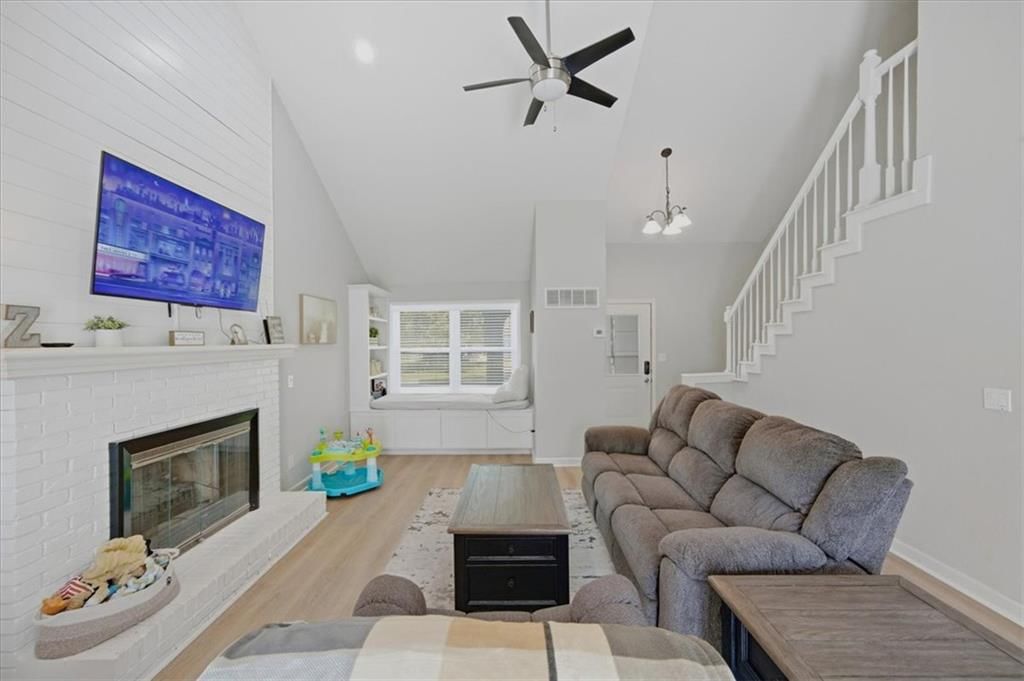 1205 E Sleepy Hollow Drive, Olathe, KS: listing photo 3