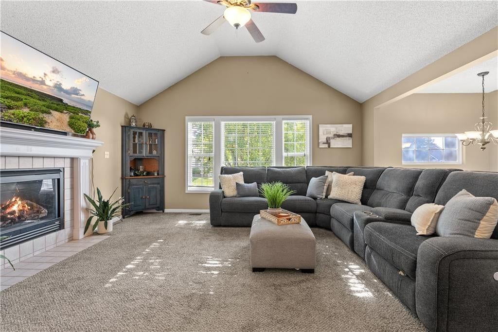 958 NW Maplewood Court, Grain Valley, MO: listing photo 3
