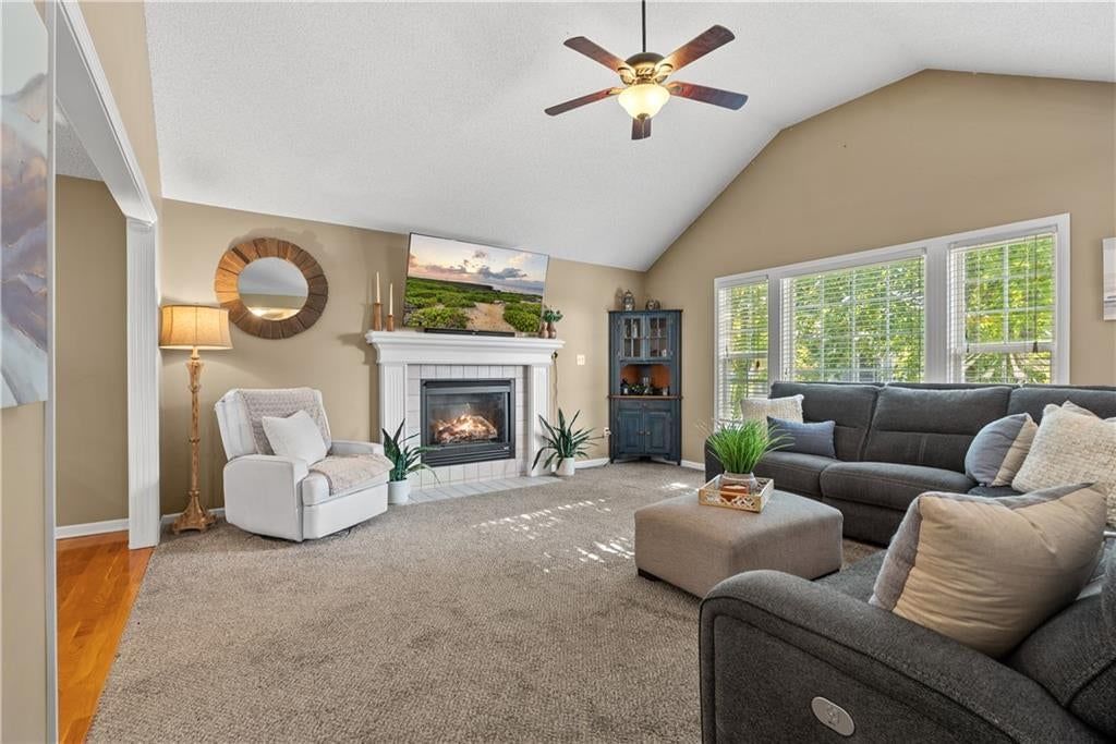958 NW Maplewood Court, Grain Valley, MO: listing photo 2