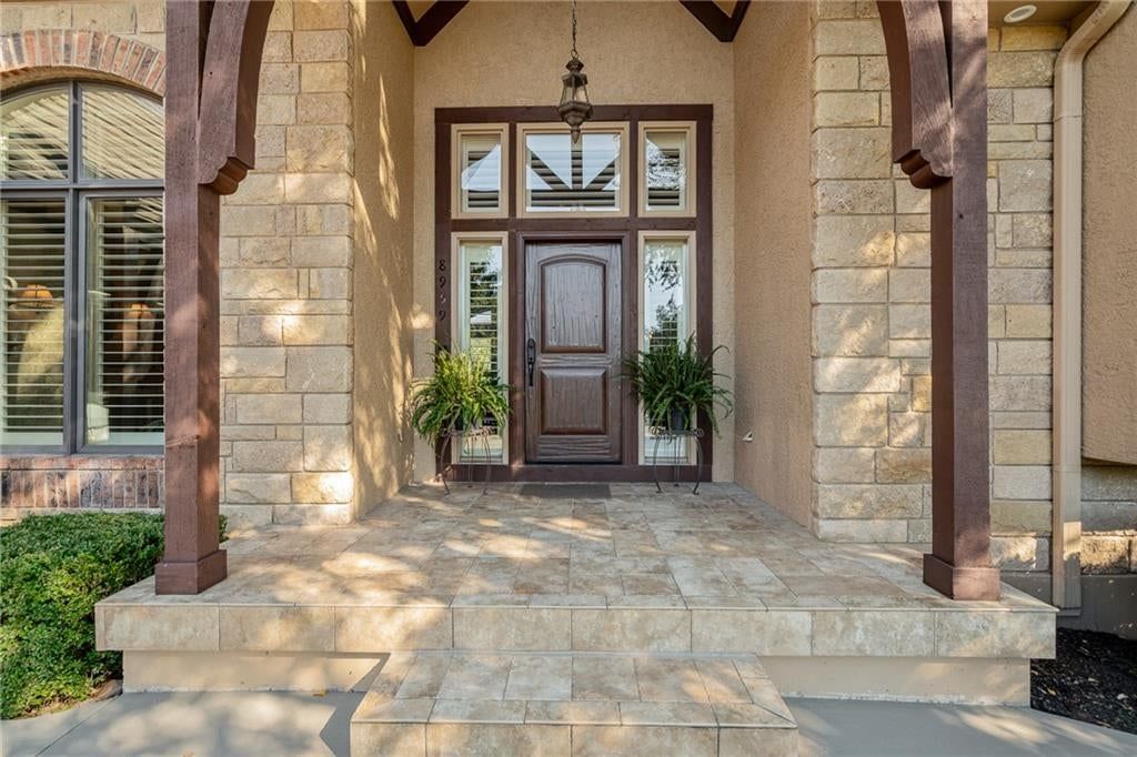 8959 Chestnut Street, Lenexa, KS: listing photo 3