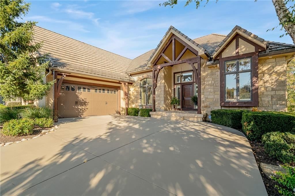 8959 Chestnut Street, Lenexa, KS: listing photo 2