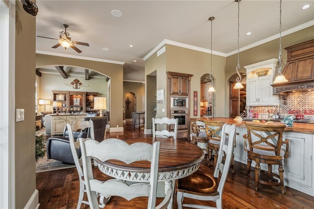 Breakfast nook at 8959 Chestnut Street, Lenexa, KS 66220