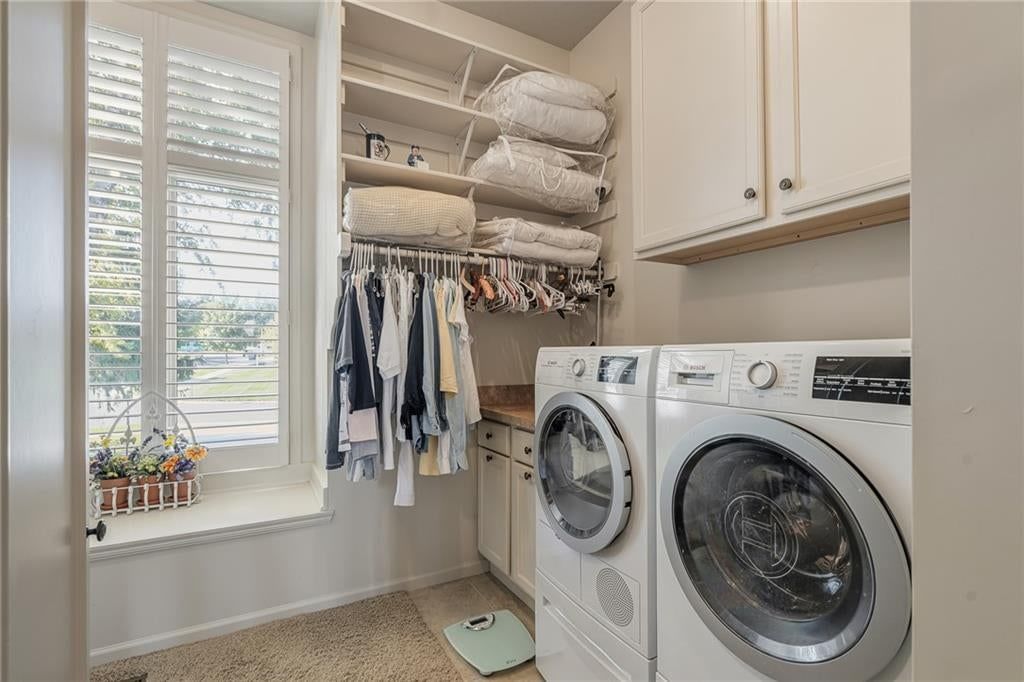 Double vanity and white vanity at 8959 Chestnut Street, Lenexa, KS 66220
