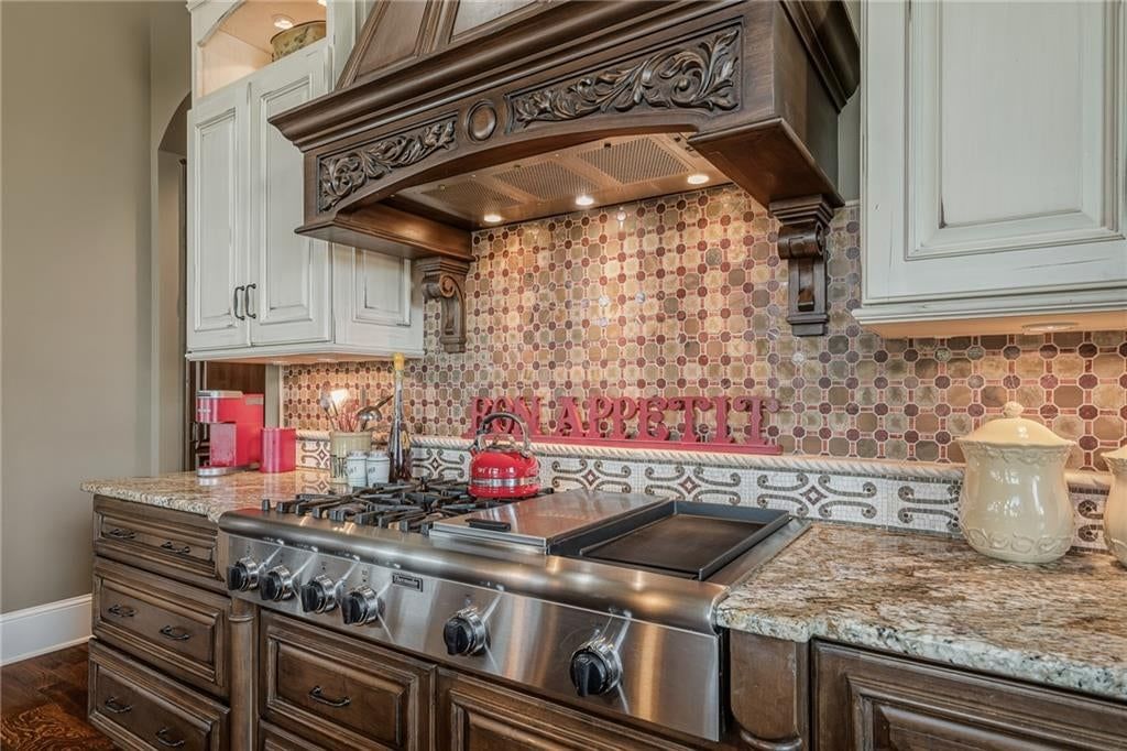 Gas range at 8959 Chestnut Street, Lenexa, KS 66220