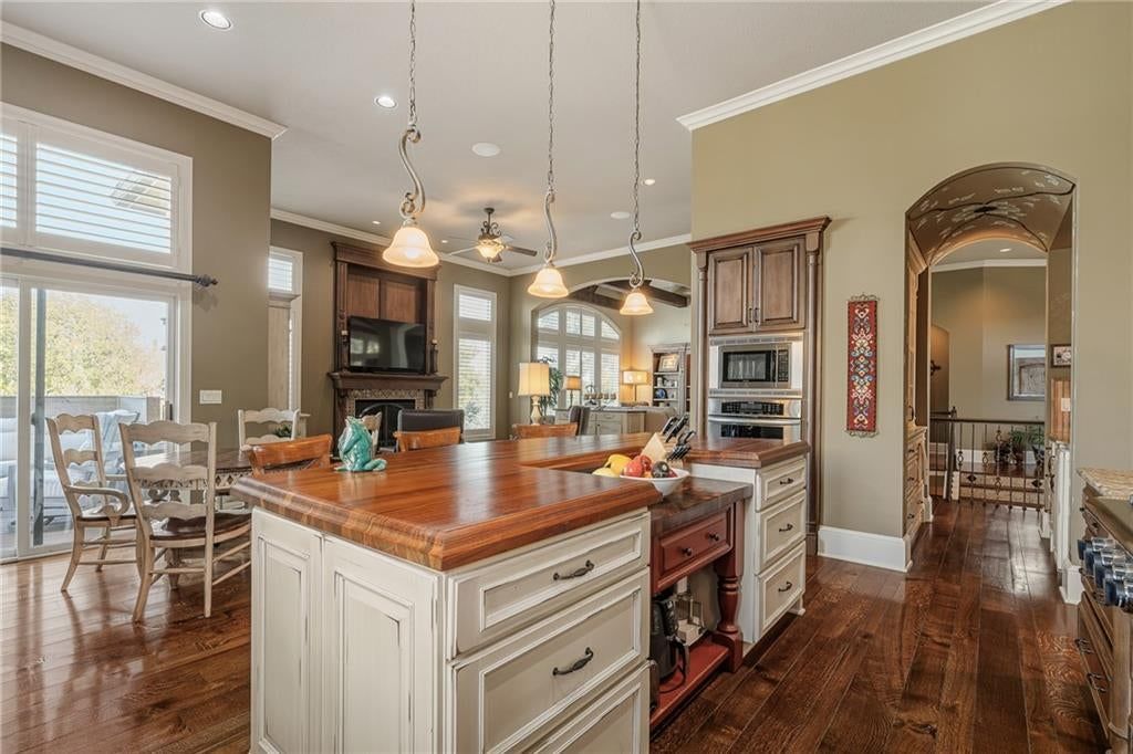Photo 19 of 67 - 8959 Chestnut Street, Lenexa, KS 66220